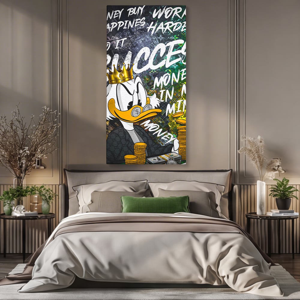 Tablou canvas cu tablou canvas cu rata stilizata si bani, fara rama, pe sasiu de lemn, pe perete intr-un dormitor